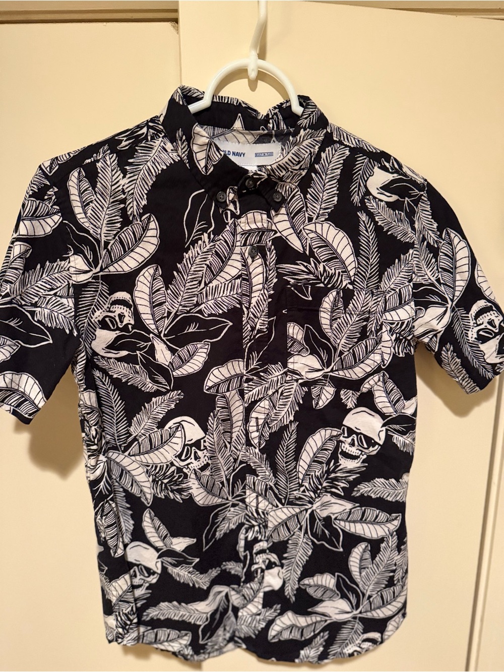 Old Navy Black & White Tropical Leaf Short-Sleeve Button-Down Shirt